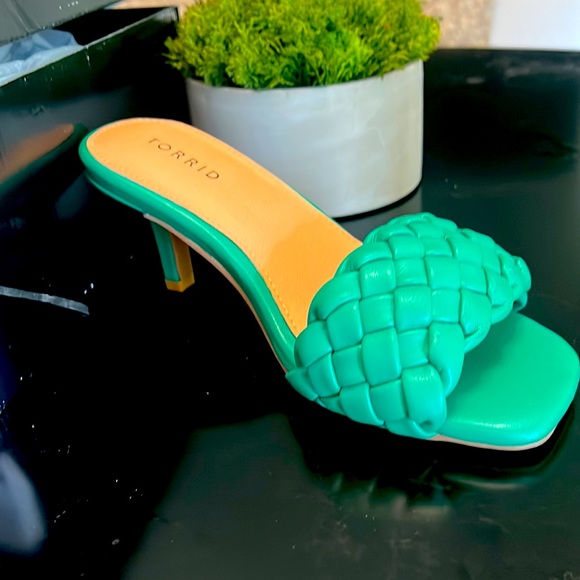 Green kitten heels - Picture 3 of 3